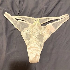 NWT Victoria’s Secret thong size medium